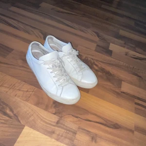  Common Projects Achilles Low - Common Projects Achilles Low  - strl 43 Snygga och stilrena sneakers i äkta läder. Klassisk modell med diskret gulddetalj på hälen. Använda men fortfarande i bra skick – kolla bilderna. Nypris runt 4000 kr.