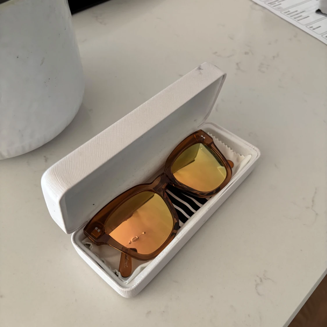Peach solglasögon med spegelglas från CHIMI