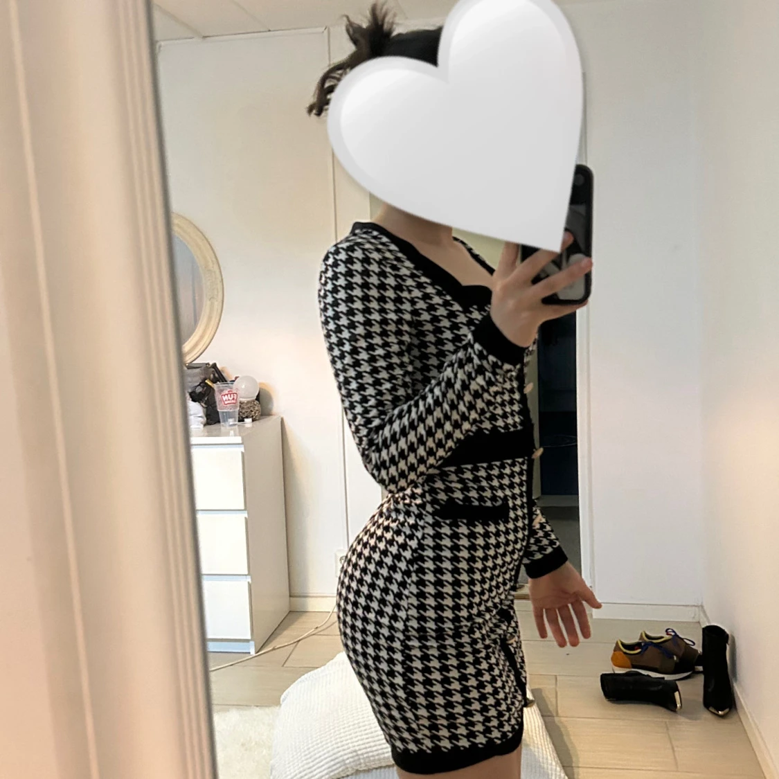 Svartvit rutig kortklänning med guldknappar - 3