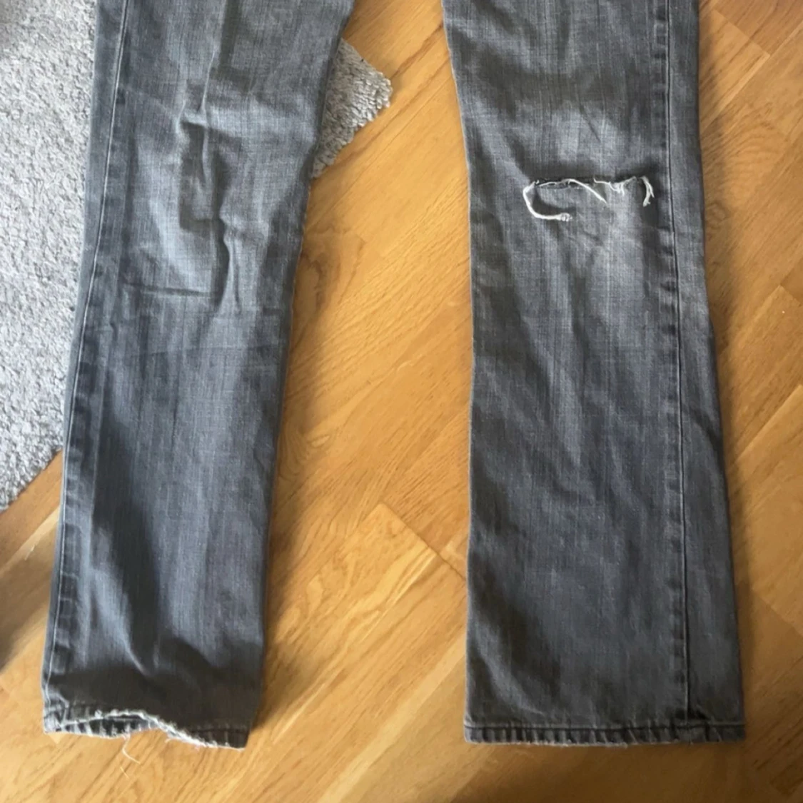 Grå jeansbyxor med slitning - 1