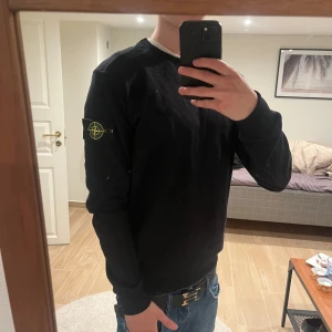 Stone Island - Stone island hoodie svart, skick 9/10 storlek M men kan passa L också, om ni har frågor är det bara att DMa om ni har några frågor!