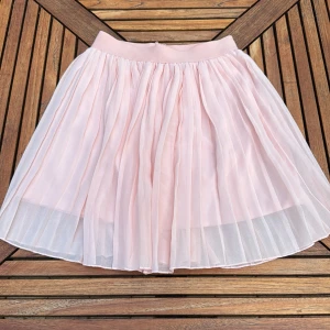 Ljusrosa plisserad kjol från NA-KD - Superfin ljusrosa plisserad kjol från NA-KD med bred resår i midjan som är perfekt för en fin sommardag💕Skriv om du undrar något 💕