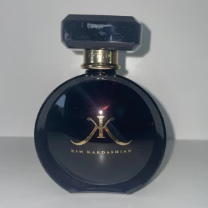 Kim Kardashian Gold Eau de Parfum  - En äkta Kim Kardashian Gold Eau de Parfum som är full size 100ml men använd lite, så skulle säga att det ungefär är 75ml kvar. Den är i mycket bra skick och luktar jättegott. Nypriset är 700kr. Tveka inte med att skriva och priset kan sänkas i en snabb affär.