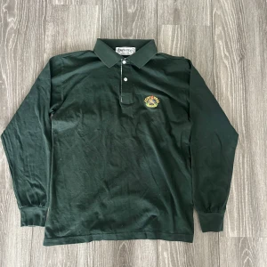 Vintage Burberry långärmad pikétröja - Säljer en klassisk vintage mörkgrön långärmad pikétröja från Burberry. Helt nya och inga skador. Pris även kan diskutera. (Storlek:M)
