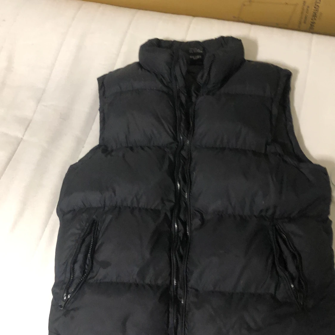 Svart dunväst med dragkedja