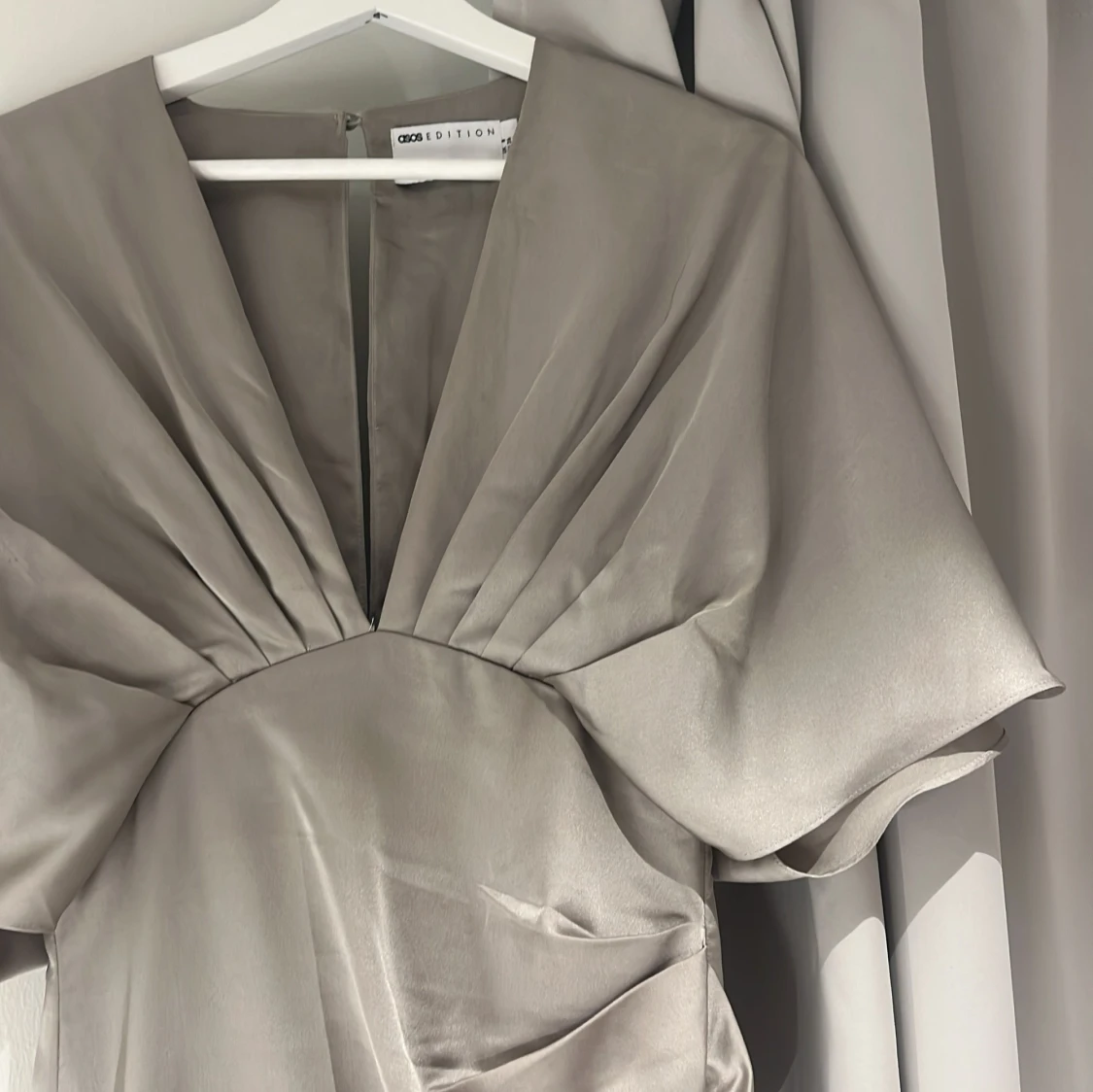 Ljusgrå långklänning från ASOS Edition - 2