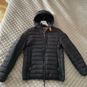 Svart lättvikts dunjacka från Parajumpers - Säljer en mycket varm svart Parajumpers dunjacka. Den passar riktigt  på våren, hösten och även rätt varm för vintern. Den är mycket stilig och skön, och har mycket bra kvalle. Den är använd ett fåtal gånger, och varje gång har jag varit väldigt försiktig 