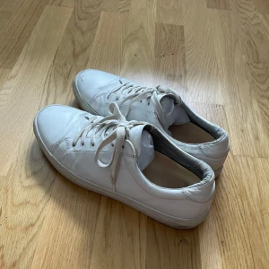 Vita sneakers från Vagabond  - Klassiska vita Vagabond sneakers i skinn med rund tå och platt sula. Skorna har vita skosnören och diskret sömnad längs sidorna. Perfekta för en clean och stilren look.
