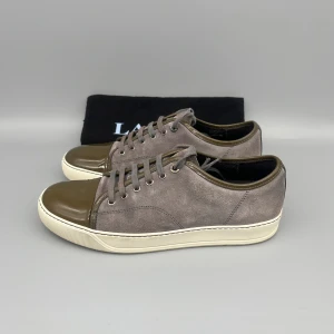 Lanvin Patent Cap Toe Grå | 41 - • Skorna är sparsamt använda och i bra skick  • Storlek: 41 | UK7 (passar storlek 42)  • Färg: Grå  • Nypris i butik: 5000SEK  • Dustbag medföljer