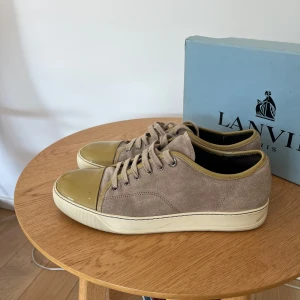 Lanvin skor  - Säljer ett par snygga sneakers från Lanvin. Riktigt bra skick, inga defekter på skorna. Box följer med. Storlek UK 9 Ny pris 5000kr mitt pris 1899 kan gå ner vid snabb affär 