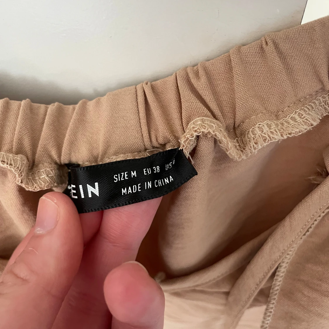 Beige offshoulder topp med volang från SHEIN - 2