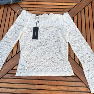 Vit spetsblus från vero moda  - Säljer en superfin vit spetsblus från vero moda. Helt ny och går inte att köpa längre. Har inte kommit till användning. Om man har frågor så e det bara att skriva💕