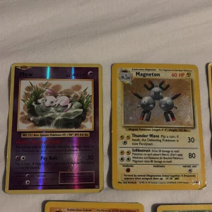 Pokémonkort - Klassiska samlarkort (styck eller alla) - Samling av klassiska Pokémonkort med favoriter som Mew, Mewtwo, Pikachu, Magneton, Marowak, Ivysaur och Charmander. Perfekt för dig som älskar nostalgi, samlar på Pokémon eller vill återuppleva barndomens äventyr. Färgglada och ikoniska motiv som passar både nya och gamla fans.