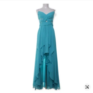 Turkos långklänning med volang - Köpt helt ny från Sellpy men är förliten. Storlek M/38