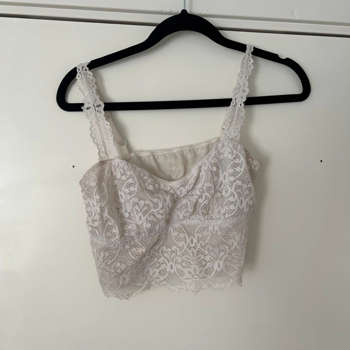 Vit spetsig croppad linnetopp