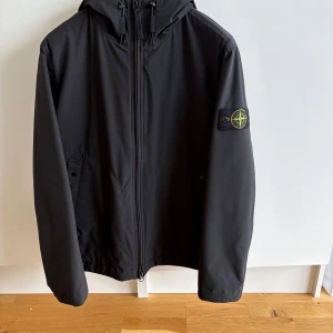 Stone Island softshell jacka - Säljer en softshell jacka från Stone Island, jackan är köpt förra vintern från stone Islands hemsida! Kvitto och leveransbekräftelse finns. Använd 3 gånger. Tags och resegarderob kommer med. Ordinarie pris: 8900kr 