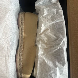 NYA Beige espadrillos från Myrqvist - Säljer ett par oanvända stilrena beige espadrillos från Myrqvist. Skorna har klassisk jutesula och ovandel i textil, perfekt för en avslappnad och snygg look. Passar till många olika outfits och är riktigt bekväma. Nypris, har för mig 1500kr. mitt pris 1100.