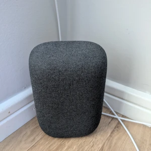 Google Nest Audio (kol) – knappt använd, med originalkartong och orginalsladd  - Säljer min Google Nest Audio i färgen kol (svart). Den är inköpt för ca 1 år sedan men har knappt använts – har mest stått på en hylla och är i mycket fint skick. Originalkartong och originalsladd ingår.  💰 Pris: 600 kr (pris kan diskuteras) 📦 Köparen står för frakten ✅ Perfekt för musik, smarta hem och röststyrning med Google Assistant