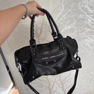 Svart handväska bershka  - den är såld. Säljer en svart handväska i skinn med både handtag och axelrem. Populär och slutsåld överallt.  defekt i sista bilden 💓