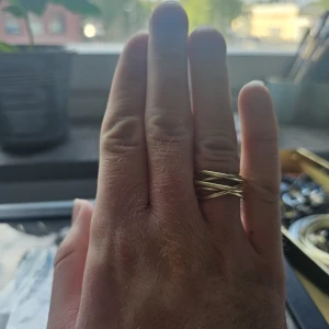 Handgjord Guld wire-ring - Handgjord Guld wire-ring i aluminium, ca 19 mm i diameter 