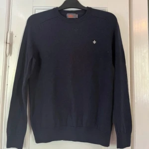 Morris Tröja Mörkblå  - Stilren och klassisk Morris-tröja i en djup mörkblå färg. Tröjan är i mycket fint skick och passar perfekt både till vardags och lite mer uppklädda tillfällen. Mjuk, bekväm och av hög kvalitet – ett givet val i garderoben.  🔹 Märke: Morris 🔹 Storlek: M 🔹 Färg: Mörkblå 🔹 Skick: Mycket fint skick  ⸻  Liknande märken: Ralph Lauren, Gant, J.Lindeberg, Oscar Jacobson, Filippa K  Sökord: morris tröja herr, mörkblå tröja herr, stickad tröja morris, tröja storlek m, preppy stil herr, herrkläder premium,