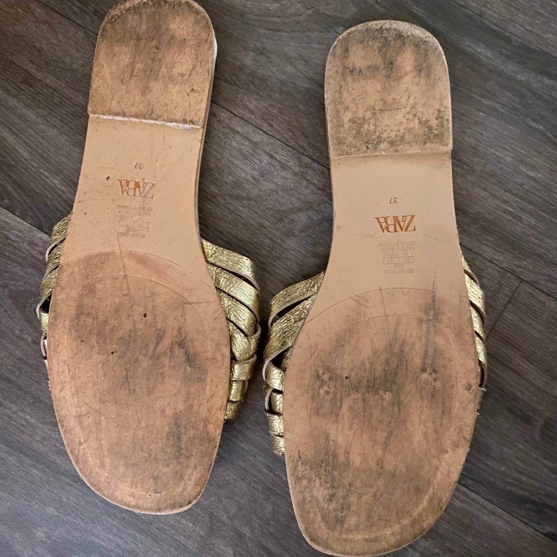 Guldiga flätade sandaler från Zara - 3