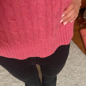 Rosa kabelstickad tröja från Polo Ralph Lauren - Säljer en rosa kabelstickad tröja från Polo Ralph Lauren som är i nyskick 💕Jag e 165cm och den är lite kort i armarna så skulle säga att den passar 160 cm,🩷Skriv gärna vid frågor och jag tvättar alltid innan jag skickar!!💕🥰