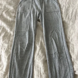 Grå mjukisbyxor med fickor och dragsko - Säljer ett par juicy byxor i färgen grå. Storleken xs. ( Dom är äkta) Säljer dom för att jag inte använder dom!🥰