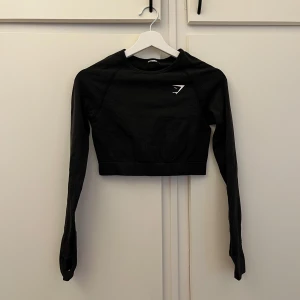 Träningströja  - Säljer denna snygga croppade Träningströja ifrån gymshark i storlek M. Super bekväm och snygg! Sparsamt använd 🌸