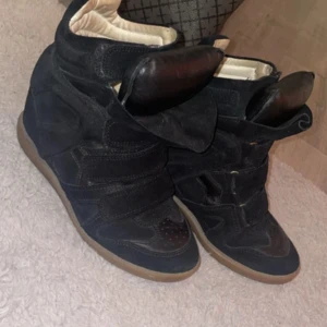 Isabelle marant skor - Säljer mina Isabelle markant skor då dom inte kommer till användning hör av er vid intresse och skriv innna ni köper💕pris kan diskuteras, nypris 5750. Dom är i bra skick bara lite smutsig sula innuti
