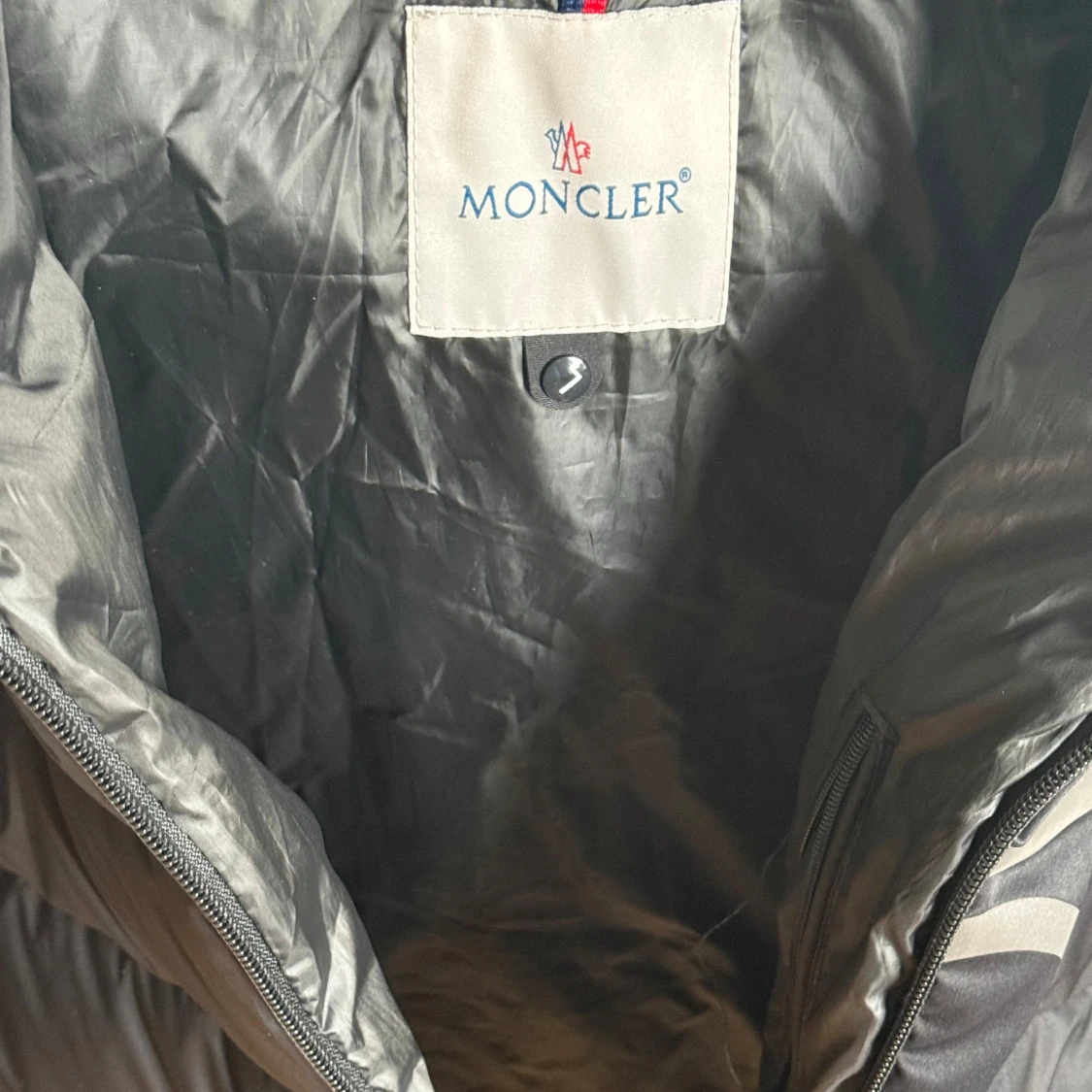 Svart pufferjacka från Moncler - 1