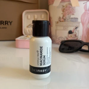 Niacinamide Serum från The Inkey List - Niacinamide Serum från The Inkey List i en vit plastflaska med svart lock. Perfekt för att jämna ut hudtonen och minska synliga porer. Smidig att ha i necessären och enkel att applicera. Nästan helt full, endast testat ca 2-3 gånger.