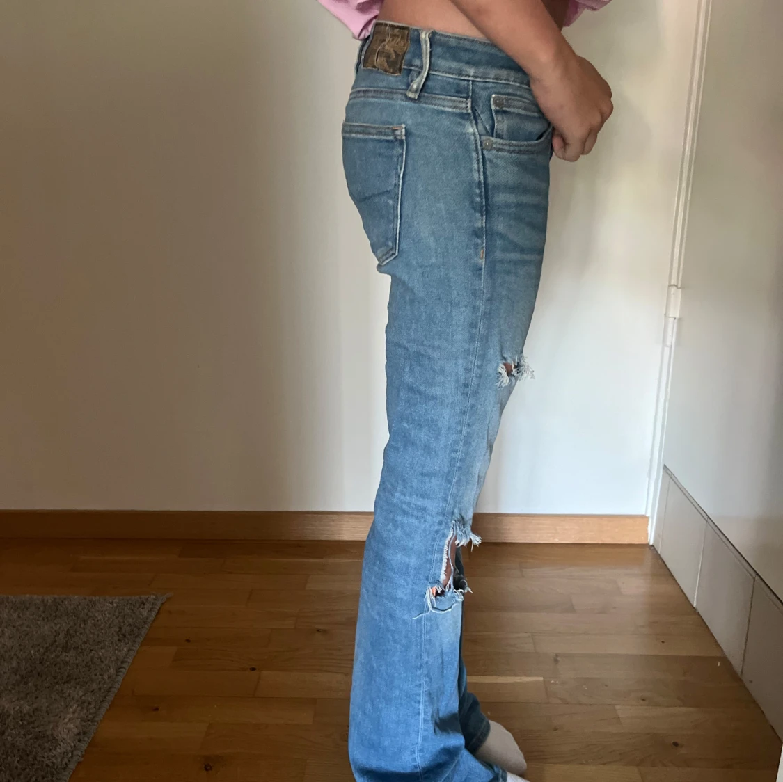 Ljusblå slitna jeans från Crocker - 2