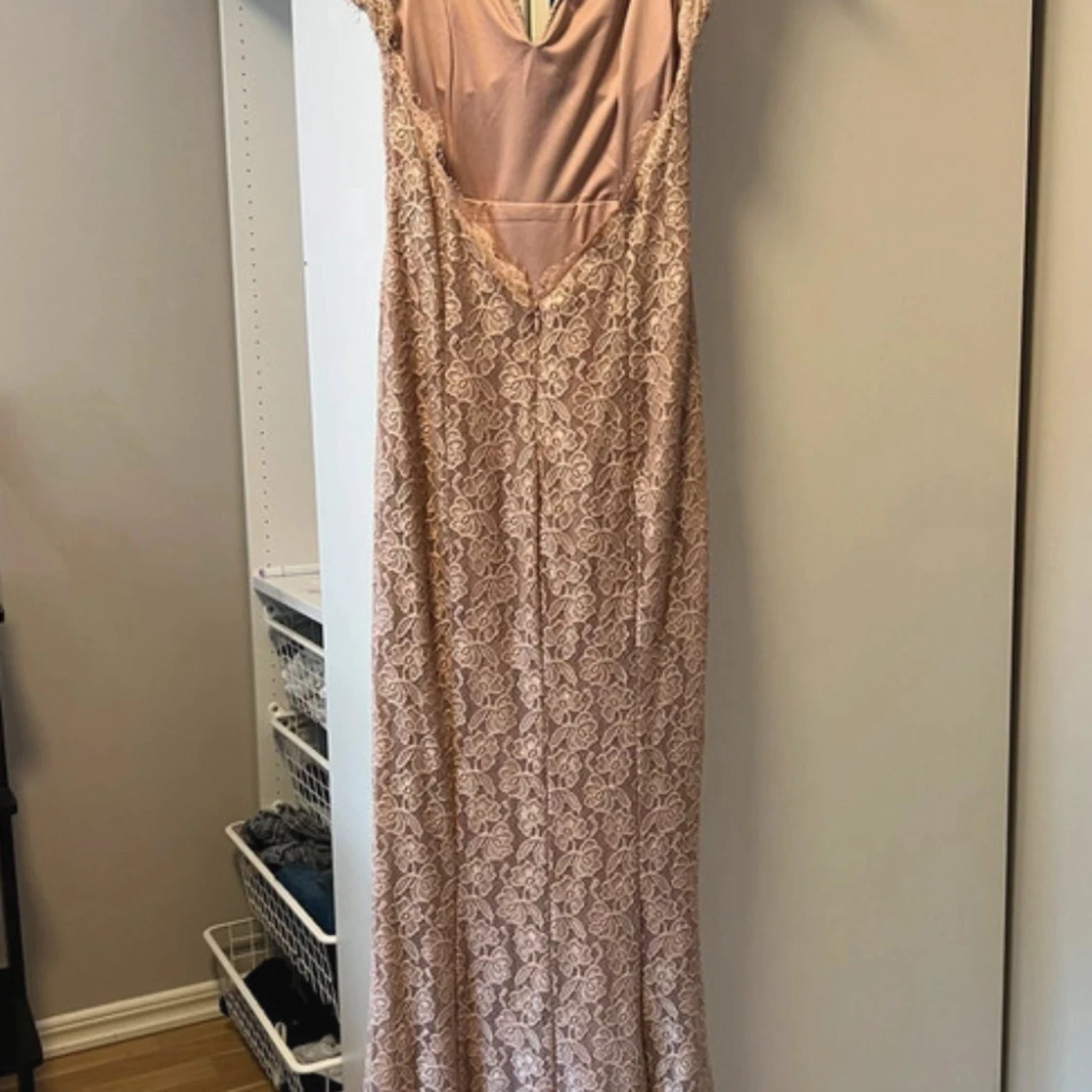 Ljusrosa långklänning med spetsdetaljer - 2