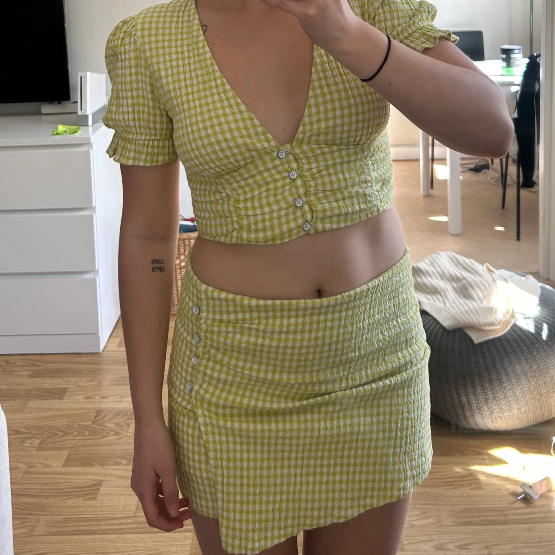 Gulvitrutig minikjol med knappar