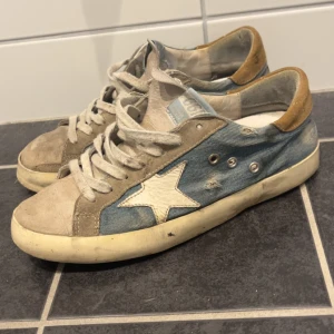 Golden Goose - Snygga Golden Goose skor i stl 42. Ovanlig färg så riktigt najs nu till sommarn. Först till kvarn👍Hör av er vid funderingar. Säljer billigt för har ingen duchbag eller box!