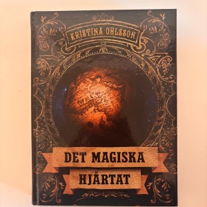 Det magiska hjärtat - En vackert formgiven bok med magiska och äventyrliga inslag. Perfekt för unga läsare som gillar spänning och vänskap. Omslaget lockar med mystik och en känsla av äventyr.