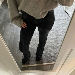 Svarta bootcut jeans - Säljer dessa supersnygga bootcut jeans från Gina tricot💗 Svarta jeans som passar till allt😍