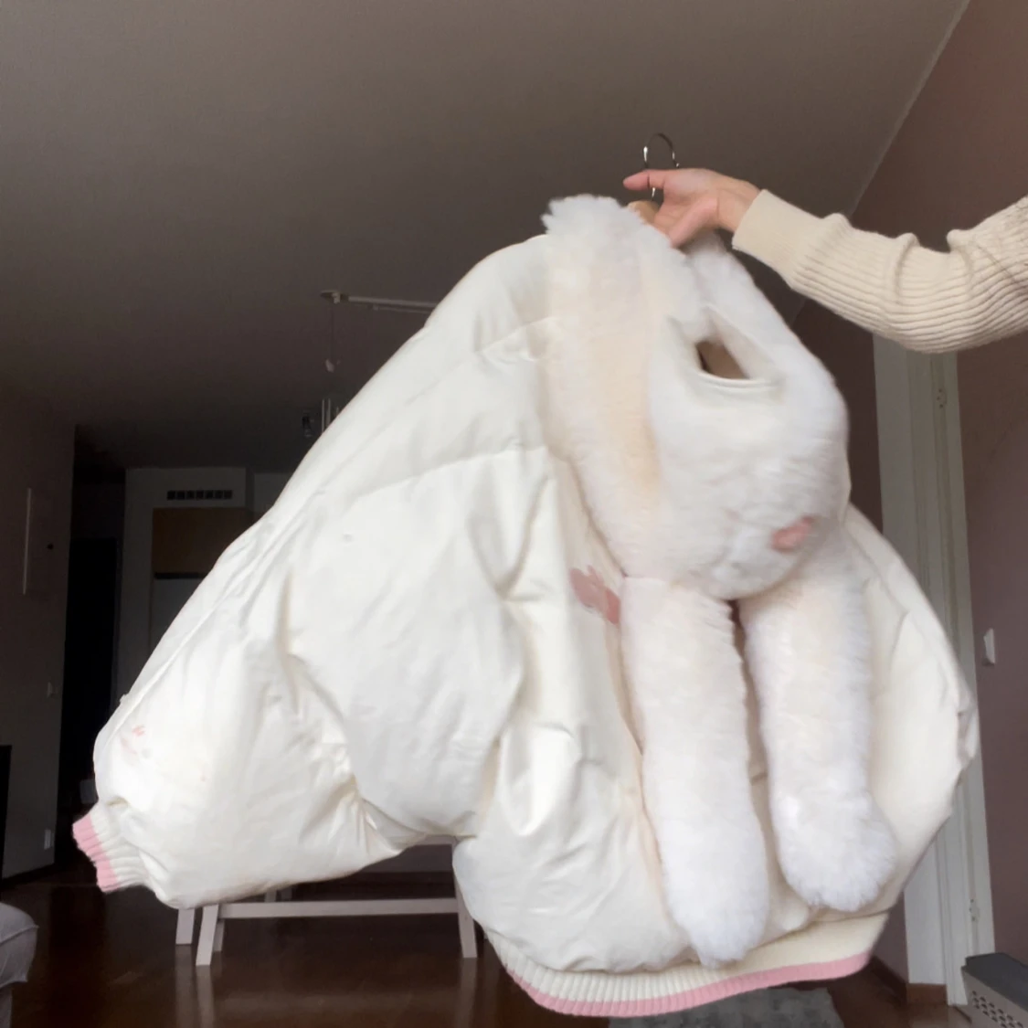 Vit pufferjacka med kaninhuva - 1