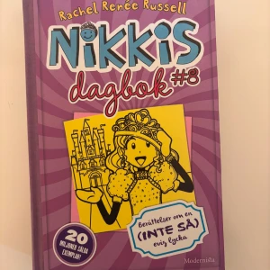 Nikkis dagbok #8: Berättelser om en (inte så) evig lycka - Följ Nikki i hennes dagbok fylld av humor, pinsamheter och vardagsdrama! Perfekt för dig som gillar roliga och lättlästa böcker med illustrationer och serier. En bok som bjuder på skratt och igenkänning för unga läsare.