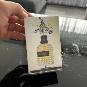 Valentino Uomo Born In Roma Yellow Dream EdT - Exklusiv herrparfym från Valentino, Uomo Born In Roma Yellow Dream. Flaskan är transparent med nitar och svart kork, etikett i svart och guld. Kommer i elegant svart och guldfärgad förpackning.