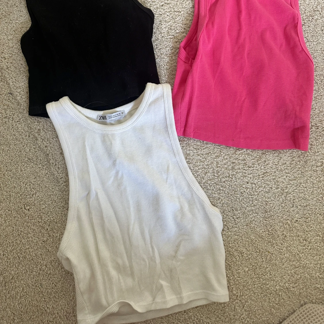 Tre ribbade croppade linnetoppar från Zara - 1