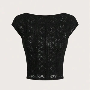 Svart spetsig topp🖤 - Säljer en svart croppad topp med spetsdetaljer och korta ärmar. Toppen har en figurnära passform och ett feminint mönster i tyget. I storlek medium men fungerar även som small.