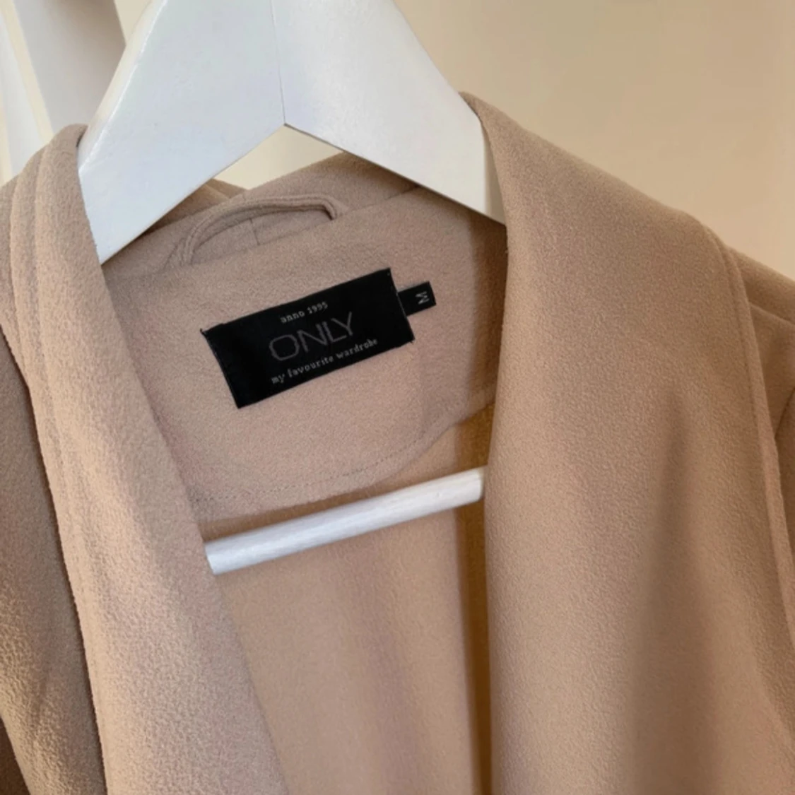 Beige kappa från ONLY med bälte - 1