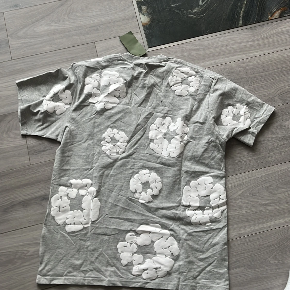 Grå t-shirt med vita blommor från Denim Tears - 3