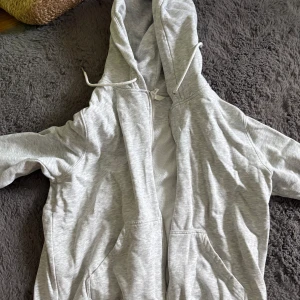 Ljusgrå hoodie med dragkedja - Jätteskön grå kofta.
