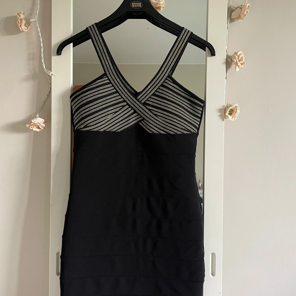 Svart kortklänning med glittriga detaljer från Amisu