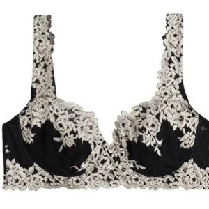 Intimismi BH  - Säljer en snygg svart bh med beige spetsdetaljer och broderade blommor. Bh:n har breda axelband och vacker kant längs kuporna. Perfekt för dig som vill ha något extra fint under kläderna. Den är andvänd 4 gånger. Och nypriset är 600kr 