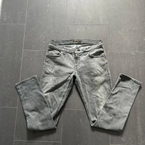 Nudie jeans - Nudie Jeans av modellen Long John Storlek: 29/32 - Skicket på jeansen är mycket bra - 10/10 - mitt pris: 499- Nypris: 1599kr.   En stor fördel med Nudies jeans jämfört mot Levis, Tiger of Sweden, Replay, Lee, Acne, dondup osv. Ar att du kan lämna in dem gratis for reparation eller uppläggning i Stockholm, Göteborg eller Malmö. Pa sa vis förlängs livslängden rejalt.