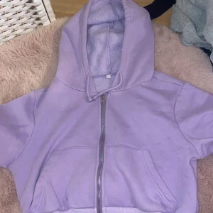 Jätte fin zip-hoodie - En super fin zip hoodei! Jag älskar denna massor men måste tyvärr sälja på grund av att den inte passar mig mer!
